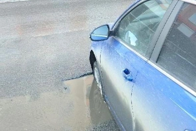 В Челябинске машина угодила в люк под лужей