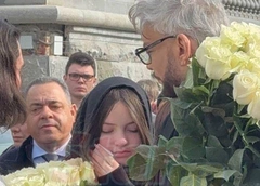 Алла-Виктория прикрывает слезы, а Мартин напряжен: эмоции захлестнули внуков Бедроса Киркорова в момент выноса гроба
