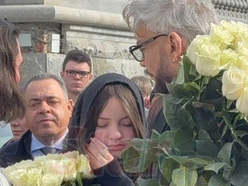 Алла-Виктория прикрывает слезы, а Мартин напряжен: эмоции захлестнули внуков Бедроса Киркорова в момент выноса гроба