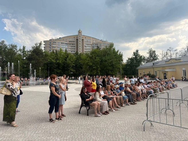 Выступление в Центральном парке привлекло широкую аудиторию: семьи, молодёжь, любители театра и музыки собрались, чтобы насладиться концертом под открытым небом | Источник: Анна Грищенко