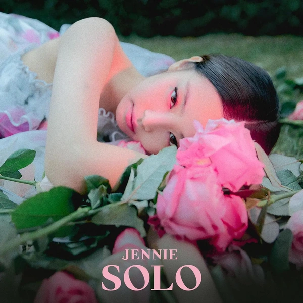 Обложка альбома «Solo» | Источник: YG Entertainment