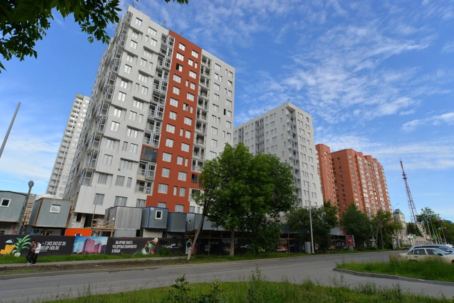 LevelUp гармонирует с соседними домами по цвету и динамике архитектуры | Источник: TOUCH