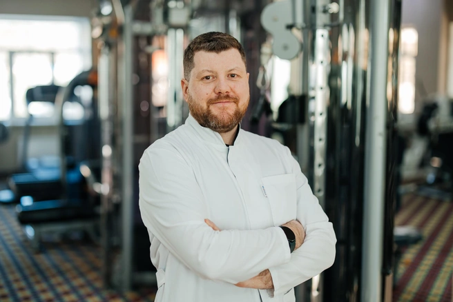 На фото — врач-реабилитолог «Академии Здоровья» Родион Сидько | Источник: Ксения Зимина