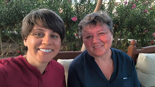 Насия с дочерью Еленой. Счастливый снимок с отдыха в Египте, после этого отпуска Насия вышла на работу и погибла | Источник: семейный архив Елены Григорян