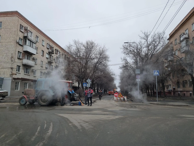 Рабочие и спецтехника продолжают прибывать на место аварии. | Источник: читатели V1.RU