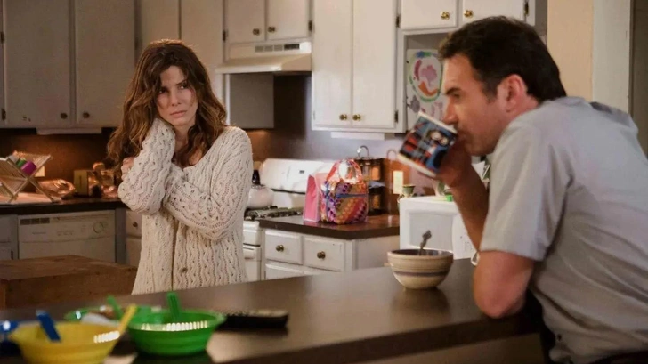 Сандра Буллок в роли Линды и ее муж, которого играет Джулиан Макмэхон | Источник: Кадр из фильма «Предчувствие»