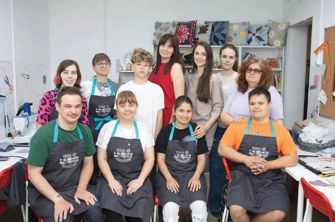 На фото Дана (в красном платье) вместе с ребятами из фонда  | Источник: Фонд «Добрый-Юг»