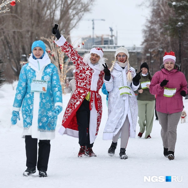 Сегодня было много Снегурочек | Источник: Александр Ощепков / NGS.RU