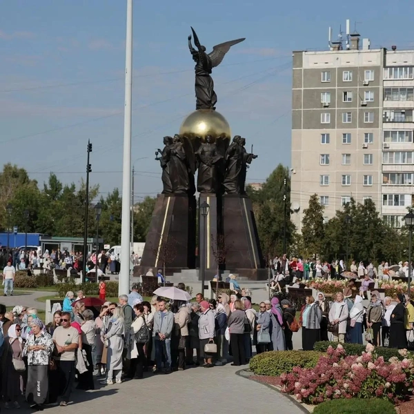 Такая очередь выстроилась в Челябинске к храму в кафедральном соборе Рождества Христова, куда привезли мощи Спиридона | Источник: Наталья Лапцевич / MSK1.RU