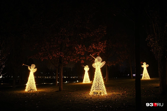 Праздничные ангелы из гирлянд | Источник: Дарья Паращенко / 93.RU