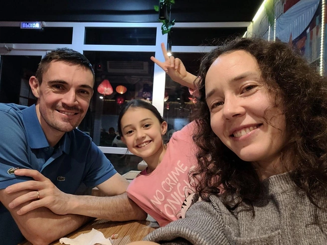 Супруги со своей старшей дочкой  | Источник: личный архив Ольги Онтанкс-Плотниковой