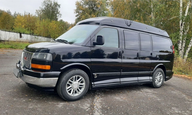 GMC Savana 2006 года продается за 2 млн 350 тыс. рублей | Источник: Avito