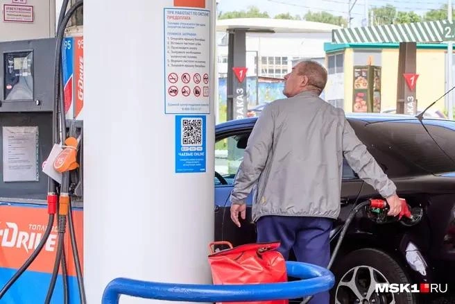 Уже несколько дней проблемы с бензином у АЗС «Гаспромнефти» и «НТК» | Источник: Дмитрий Толстошеев / MSK1.RU