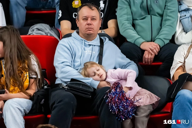 Матч интересный, но сон по расписанию | Источник: Евгений Вдовин / 161.RU