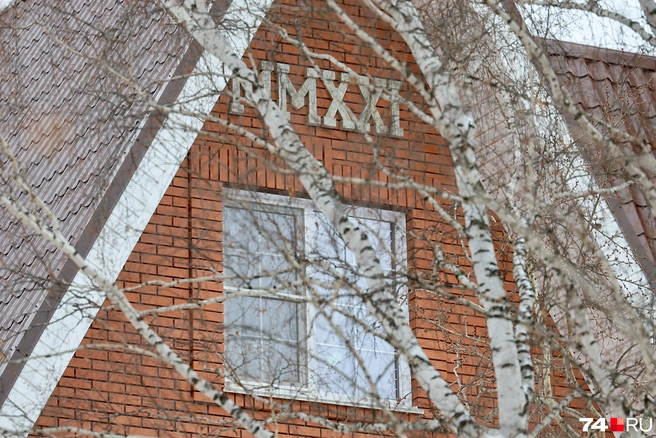 Не менее загадочна вот эта надпись&nbsp;— MMXXI. Намек на 2021 год? | Источник: Наталья Лапцевич