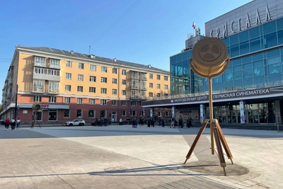 В Перми перед «Кристаллом» появились две золотистые треноги