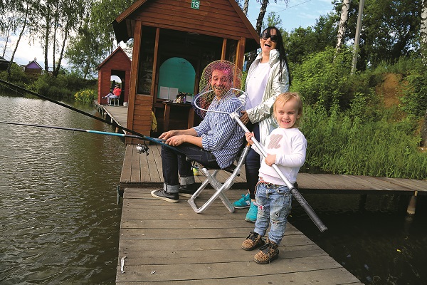Во время рыбалки семья веселилась как могла