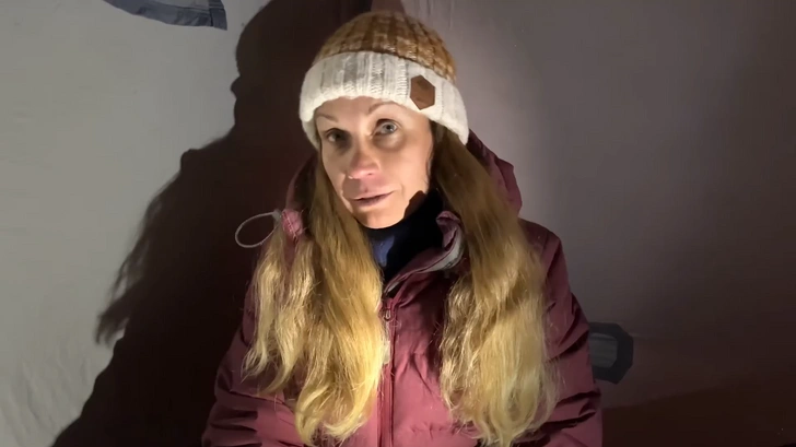 «Моя мама жива»: сын альпинистки Наговициной просит возобновить операцию спасения | Источник: кадр фильма «Остаться с Хан-Тенгри. Трагедия на горе» о гибели мужа Натальи Наговициной Сергея