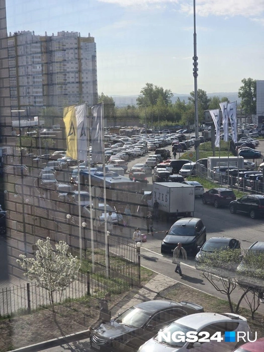 На Авиаторов тоже не протолкунться | Источник: читательница NGS24.RU