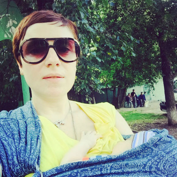 Ване нравится быть поближе к маме | Источник: "Инстаграм" (запрещенная в России экстремистская организация) Тутты Ларсен