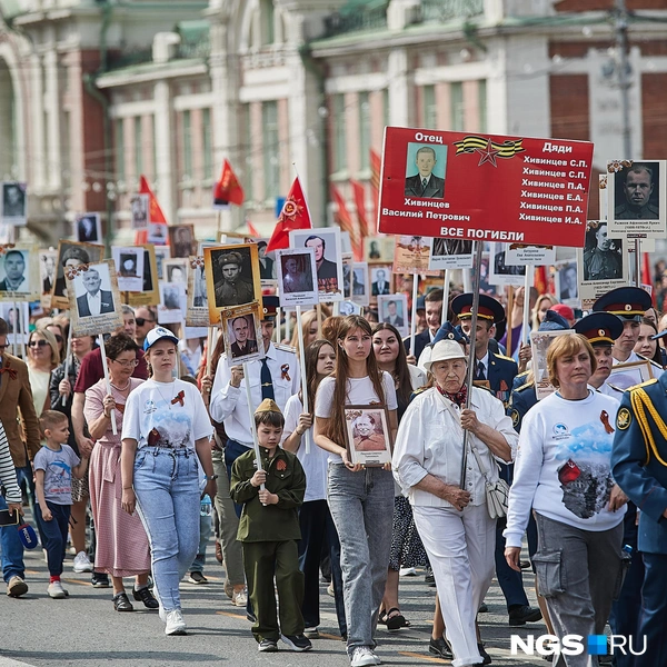 «Бессмертный полк» в очном режиме в последний раз проходил в 2022 году. Несколько лет подряд акцию проводили в режиме онлайн в целях безопасности | Источник: Александр Ощепков / NGS.RU