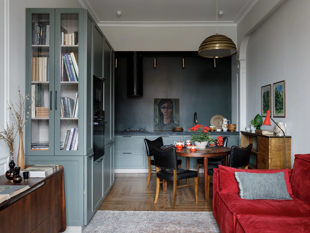 Кухня-гостиная. Обеденный стол, винтаж, Дания, 1960-е. Стулья, винтаж, Дания, 1950-е. Подвесной светильник, винтаж, Vereinigte Werkstätten, 1960. Торшер, винтаж, Швеция, 1960-е. Чайный сервиз из семейной коллекции. | Источник: Иван Сорокин. Стиль: Анна Крутолевич