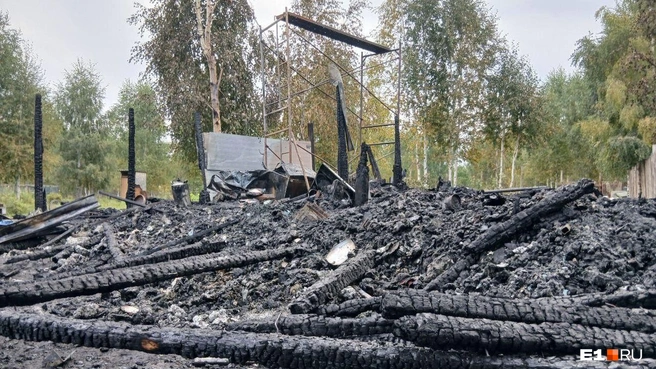 Вот всё, что осталось от домика, где жила большая семья | Источник: Роман Марьяненко / E1.RU
