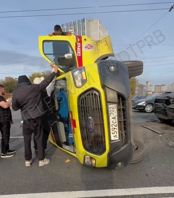 Парень в чёрном капюшоне&nbsp;— и есть водитель Dodge Ram | Источник: БашДТП / Telegram