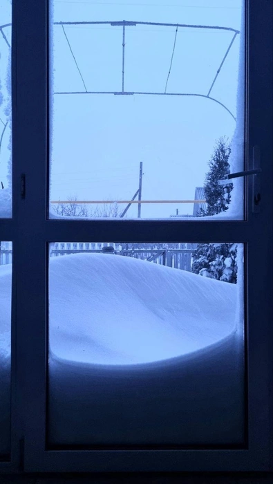 На фото&nbsp;— входная дверь. Снега намело столько, что из дома&nbsp;не выйти | Источник: читатель 63.RU