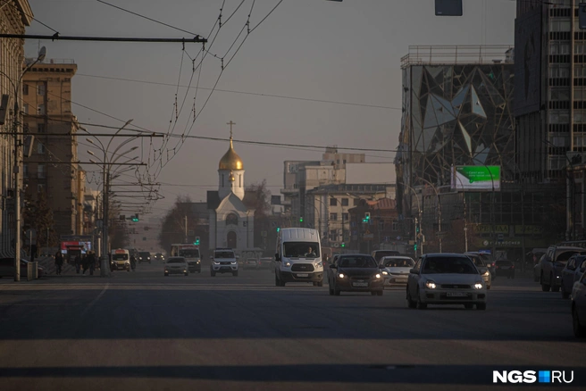 В прошлом году реагент применяли в качестве эксперимента, в этом жидкостью польют основные дороги четырех районов | Источник: Александр Ощепков