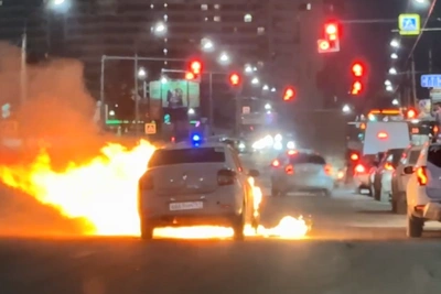 В Уфе на дороге сгорело такси, водители проехали мимо
