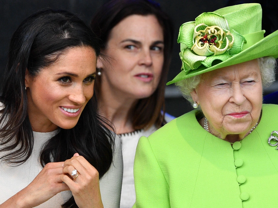 Меган, герцогиня Сассекская, и Ее Величество королева путешествуют к мосту через реку Мерси в Халтоне, Чешир, 14 июня 2018 | marieclaire.ru