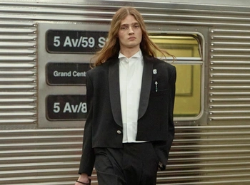 Юра в строю: Мужчина-модель впервые принял участие в показе Chanel