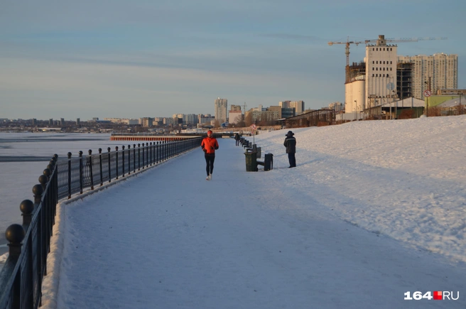 Обычно в это время на набережной больше бегающих. Видимо, большинство решили 1 января схалтурить | Источник: Сергей Петунин / 164.RU