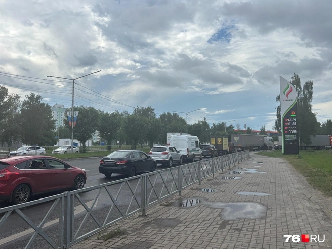 Очередь на «Татнефть» на проспекте Фрунзе | Источник: Алина Сардекова / 76.RU