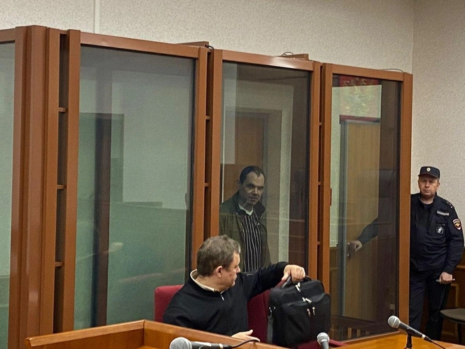 Бальников пришел в гости с цветами с кладбища | Источник: суды Свердловской области