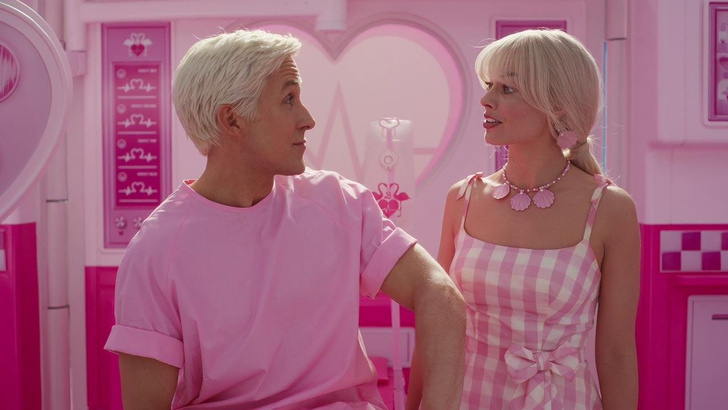Розовая лихорадка: лучшие образы из фильма «Барби» с Марго Робби