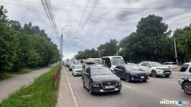 Иркутяне и гости города рассказали, как стоят в очередях на заправках по 8-9 часов | Источник: Виктор Лучкин / «ИрСити»