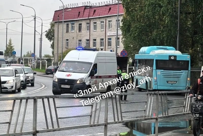 Скорая попала в аварию рядом с больницей в Архангельске