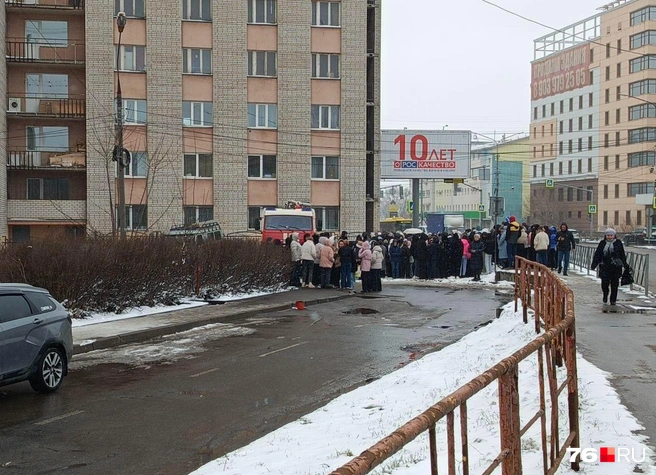 На место приехали сотрудники МЧС | Источник: читатель 76.RU