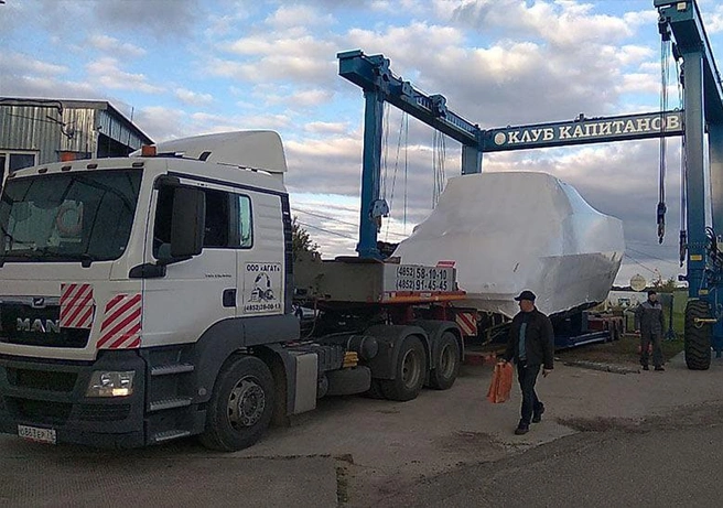 Перевозка катера с помощью грузовика | Источник: vamauto.ru