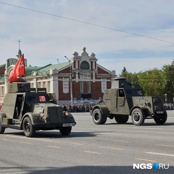 Следом — бронированная легенда 1910–1940 годов. Новосибирцам показали боевые машины, в их числе, американский бронетранспортер. Их использовали для разведки, связи и охраны колонн, прикрывая пехоту от пуль и осколков | Источник: Александр Ощепков / NGS.RU