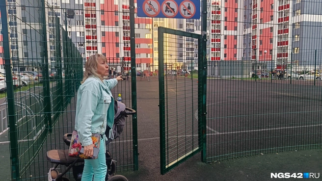 Жильцы предлагали заменить жесткую сетку на мягкую | Источник: Елена Денисова / NGS42.RU