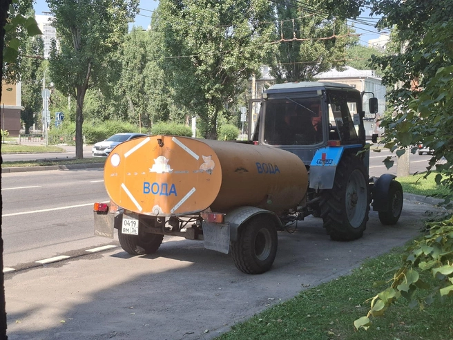 На точках подвоза воды стоят тракторы с цистернами | Источник: Читатель Voronezh1.ru
