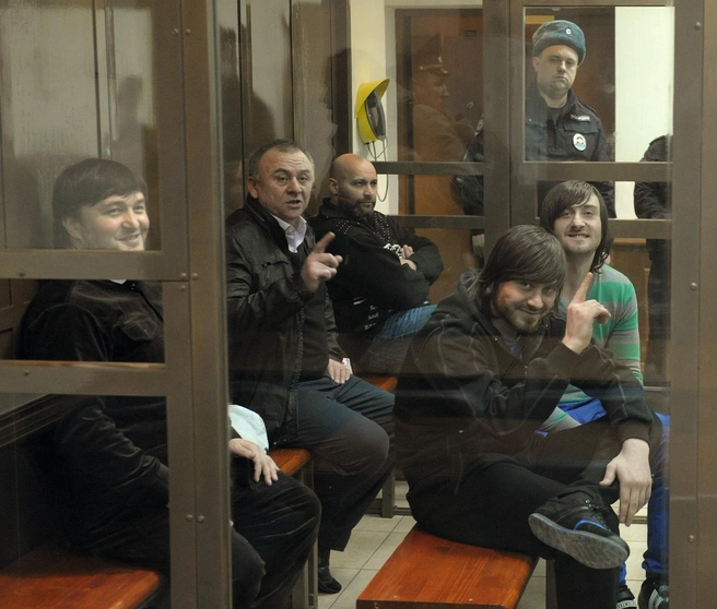 Обвиняемые в убийстве Анны Политковской слева направо: Рустам Махмудов, Лом-Али Гайтукаев, бывший сотрудник МВД Сергей Хаджикурбанов, Джабраил Махмудов и Ибрагим Махмудов перед началом заседания суда в Мосгорсуде. Москва, 15 января 2014 года. | Источник: Геннадий Гуляев / Коммерсантъ