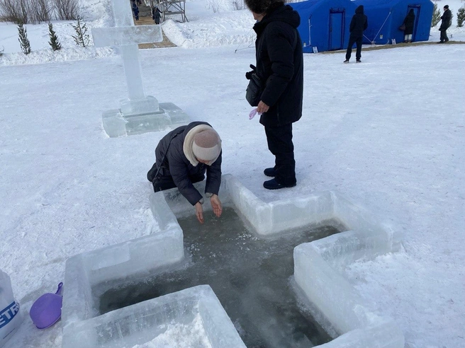 Некоторые умывались святой водой, даже несмотря на мороз | Источник: Ирина Господаренко / NGS22.RU