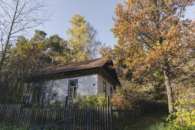 Недалеко от дач остались старенькие домики для работников. Но их площадь была слишком маленькой для заводских корпусов | Источник: Наталья Лапцевич