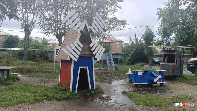 Самолёт появился рядом с покрашенной мельницей | Источник: Мария Берендт \ E1.RU