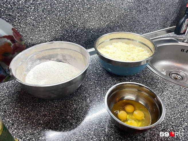 Посуды во время готовки нужно немало | Источник: Тома Минадзе / 59.RU