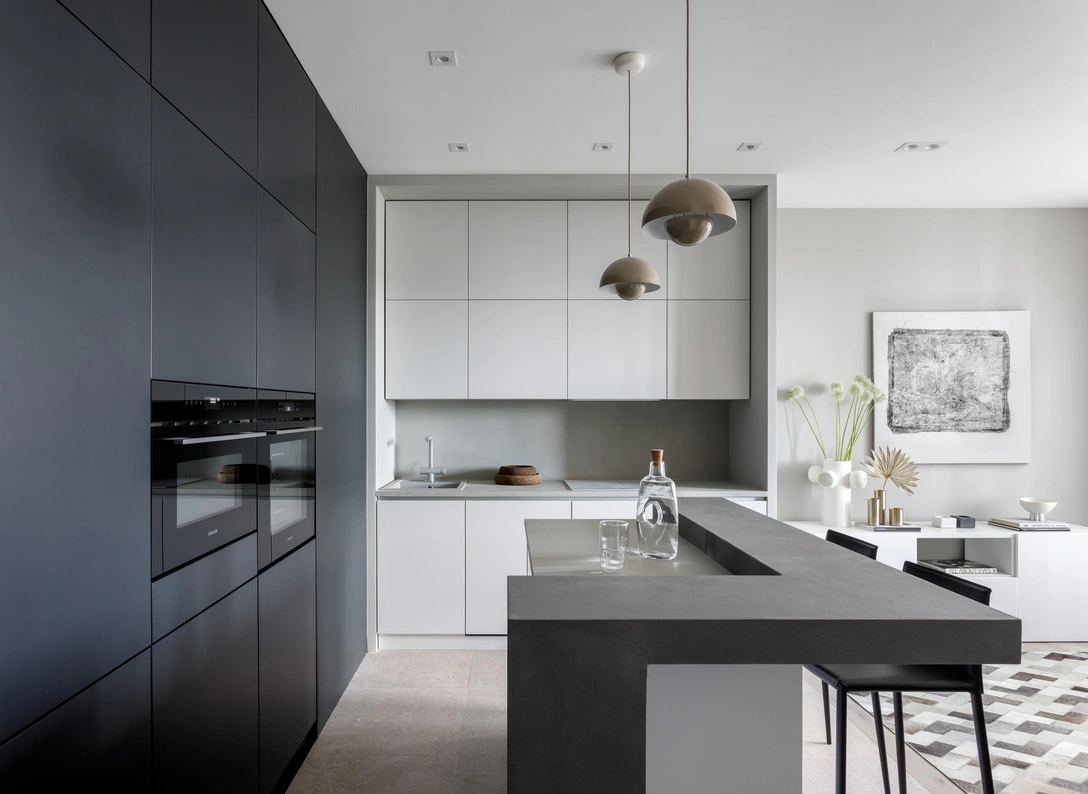 Кухня-гостиная. Кухонная мебель изготовлена на заказ. Столешницы кухни и острова отделаны микроцементом, Microcemento. Светильники, Flowerpot &Tradition. | Источник: Александр Володин